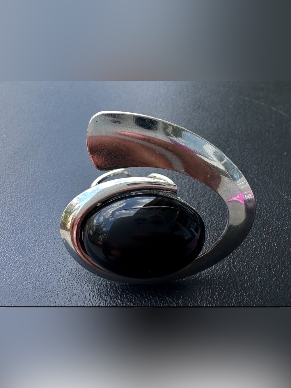Silver-tone geometric spiral black oval center stone size 8.5 Ring